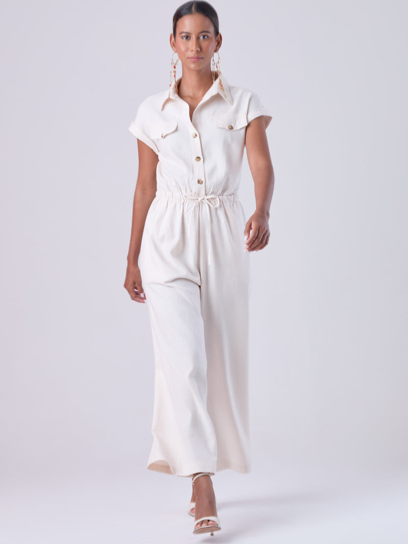 Diseñado para brindar estructura sin perder comodidad, este enterizo combina una silueta relajada con una cintura ajustable que define la figura. Con cuello camisero, mangas cortas con doblez y perilla de botones, es una pieza versátil ideal para días de oficina con estilo o salidas casuales sofisticadas. Su caída fluida y el diseño minimalista lo convierten en un esencial contemporáneo.

Detalles:

Color: Natural