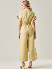 Enterizo con silueta amplia y cinturón ajustable que define la cintura. Su diseño de botones y mangas dobladas le da un toque sofisticado y versátil. Ideal para un look elegante y cómodo.

Detalles:

Color: Amarillo

Material: 50% Lino 50% Rayón
