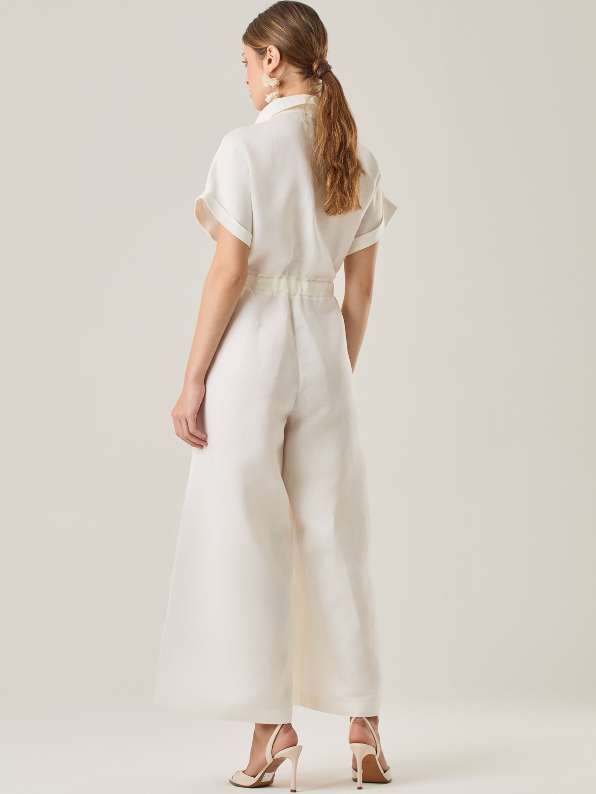 Enterizo con silueta amplia y cinturón ajustable que define la cintura. Su diseño de botones y mangas dobladas le da un toque sofisticado y versátil. Ideal para un look elegante y cómodo.

Detalles:

Color: Blanco Perla

Material: 50% Lino 50% Rayón

Características: Incluye cinturón a tono