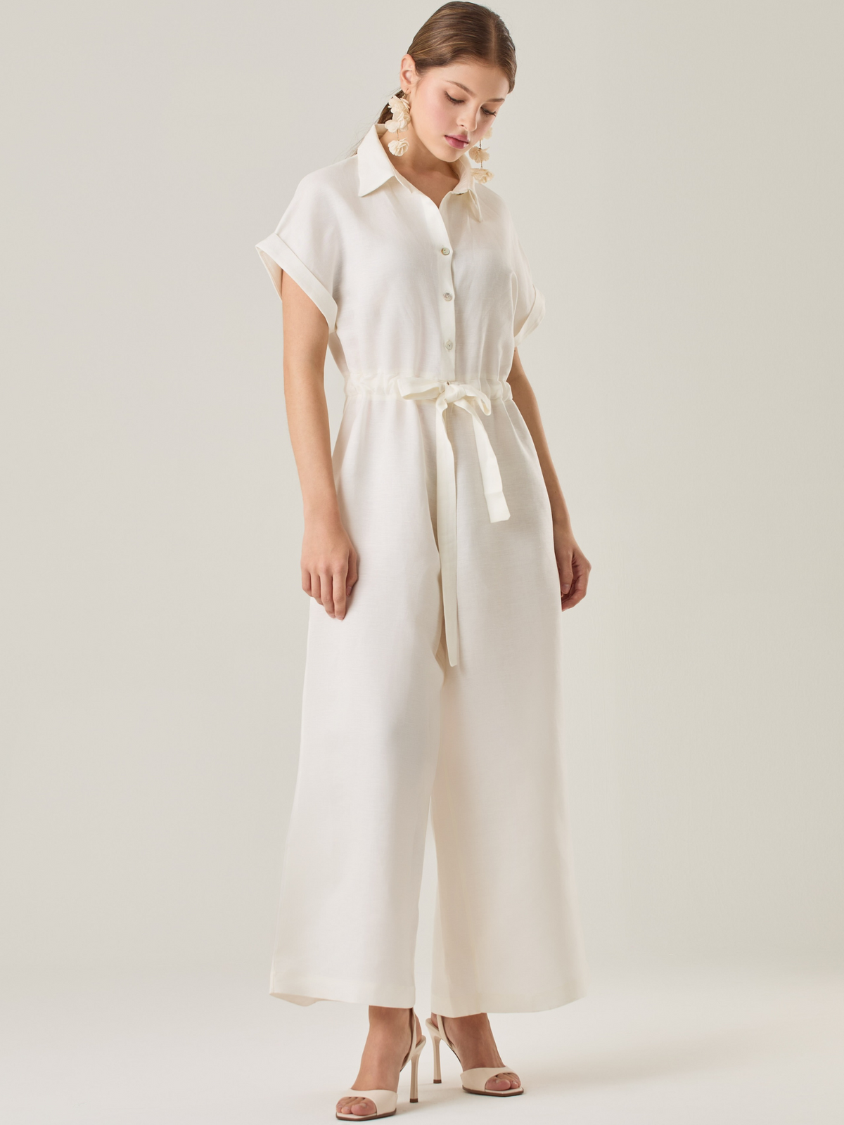 Enterizo con silueta amplia y cinturón ajustable que define la cintura. Su diseño de botones y mangas dobladas le da un toque sofisticado y versátil. Ideal para un look elegante y cómodo.

Detalles:

Color: Blanco Perla

Material: 50% Lino 50% Rayón

Características: Incluye cinturón a tono.