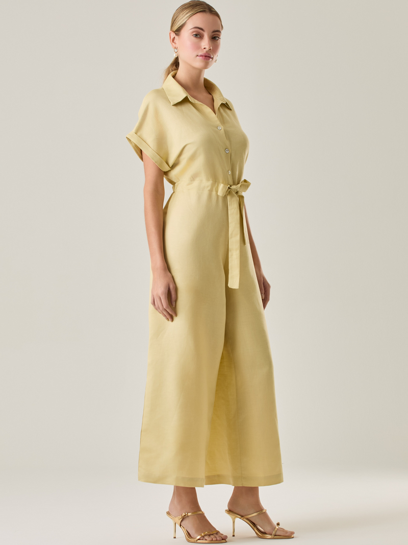 Enterizo con silueta amplia y cinturón ajustable que define la cintura. Su diseño de botones y mangas dobladas le da un toque sofisticado y versátil. Ideal para un look elegante y cómodo.

Detalles:

Color: Amarillo

Material: 50% Lino 50% Rayón

Características: Incluye cinturón a tono.

Cuidado: Lavar a mano con jabón suave, por separado.No dejar en remojo. Planchar a temperatura alta.