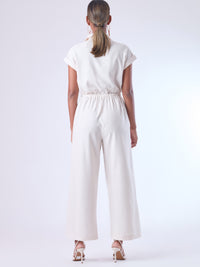 Diseñado para brindar estructura sin perder comodidad, este enterizo combina una silueta relajada con una cintura ajustable que define la figura. Con cuello camisero, mangas cortas con doblez y perilla de botones, es una pieza versátil ideal para días de oficina con estilo o salidas casuales sofisticadas. Su caída fluida y el diseño minimalista lo convierten en un esencial contemporáneo.

Detalles:

Color: Natural