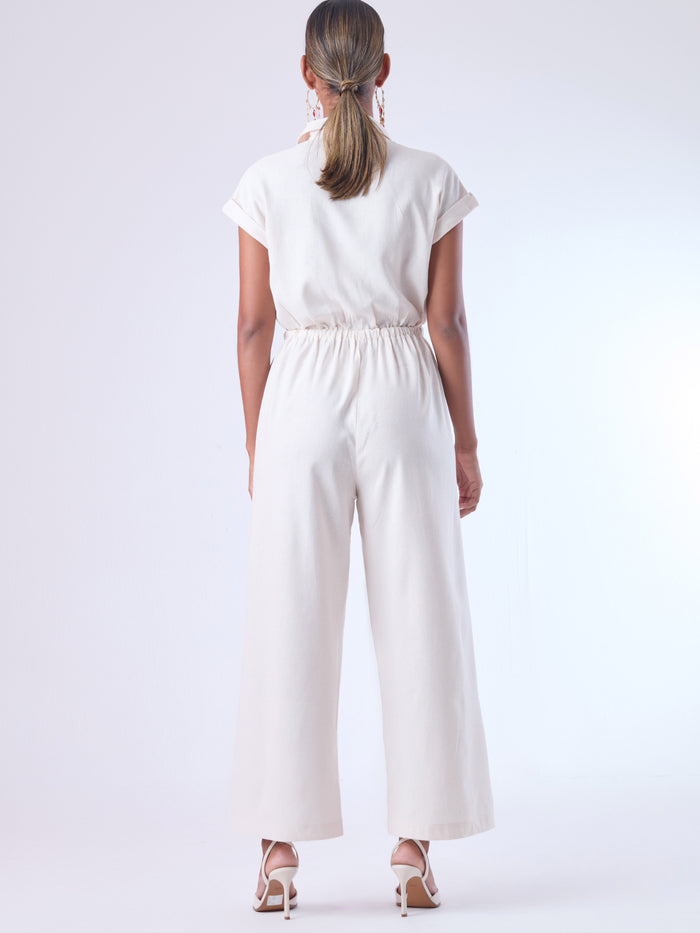 Diseñado para brindar estructura sin perder comodidad, este enterizo combina una silueta relajada con una cintura ajustable que define la figura. Con cuello camisero, mangas cortas con doblez y perilla de botones, es una pieza versátil ideal para días de oficina con estilo o salidas casuales sofisticadas. Su caída fluida y el diseño minimalista lo convierten en un esencial contemporáneo.

Detalles:

Color: Natural
