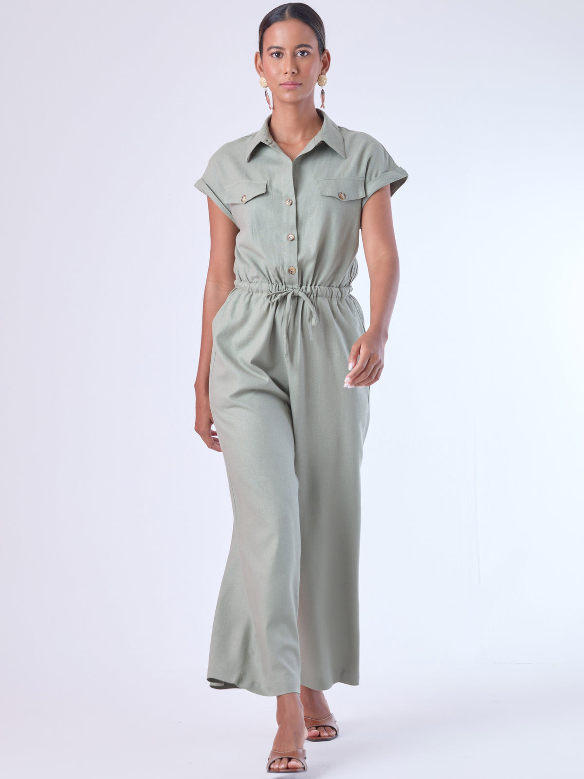 Diseñado para brindar estructura sin perder comodidad, este enterizo combina una silueta relajada con una cintura ajustable que define la figura. Con cuello camisero, mangas cortas con doblez y perilla de botones, es una pieza versátil ideal para días de oficina con estilo o salidas casuales sofisticadas. Su caída fluida y el diseño minimalista lo convierten en un esencial contemporáneo.

Detalles:

Color: Olivo