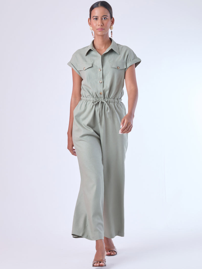 Diseñado para brindar estructura sin perder comodidad, este enterizo combina una silueta relajada con una cintura ajustable que define la figura. Con cuello camisero, mangas cortas con doblez y perilla de botones, es una pieza versátil ideal para días de oficina con estilo o salidas casuales sofisticadas. Su caída fluida y el diseño minimalista lo convierten en un esencial contemporáneo.

Detalles:

Color: Olivo