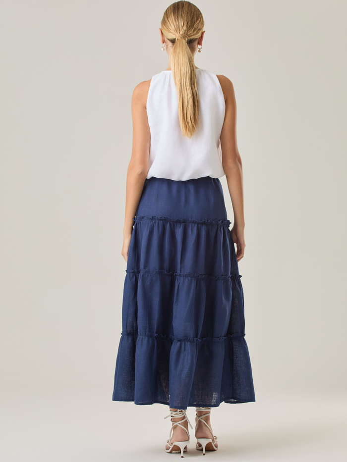 Esta falda larga de capas fruncidas aporta un aire fresco y fluido, ideal para un estilo relajado. Su pretina ajustable con cordón brinda comodidad y versatilidad, mientras que su caída ligera realza el movimiento natural de la prenda. Perfecta para combinar con blusas ligeras y looks casuales con un toque bohemio.