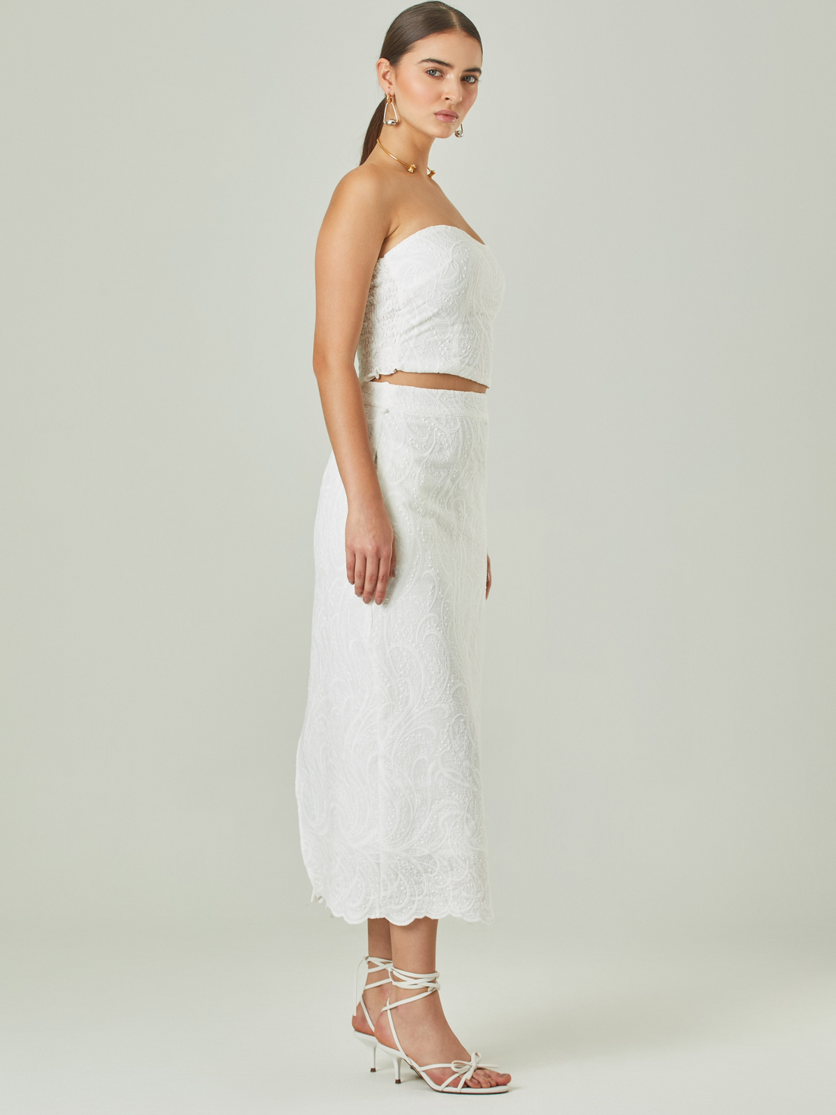 Falda larga confeccionada en algodón.

Color: Blanco perla

Material: 100% algodón. 