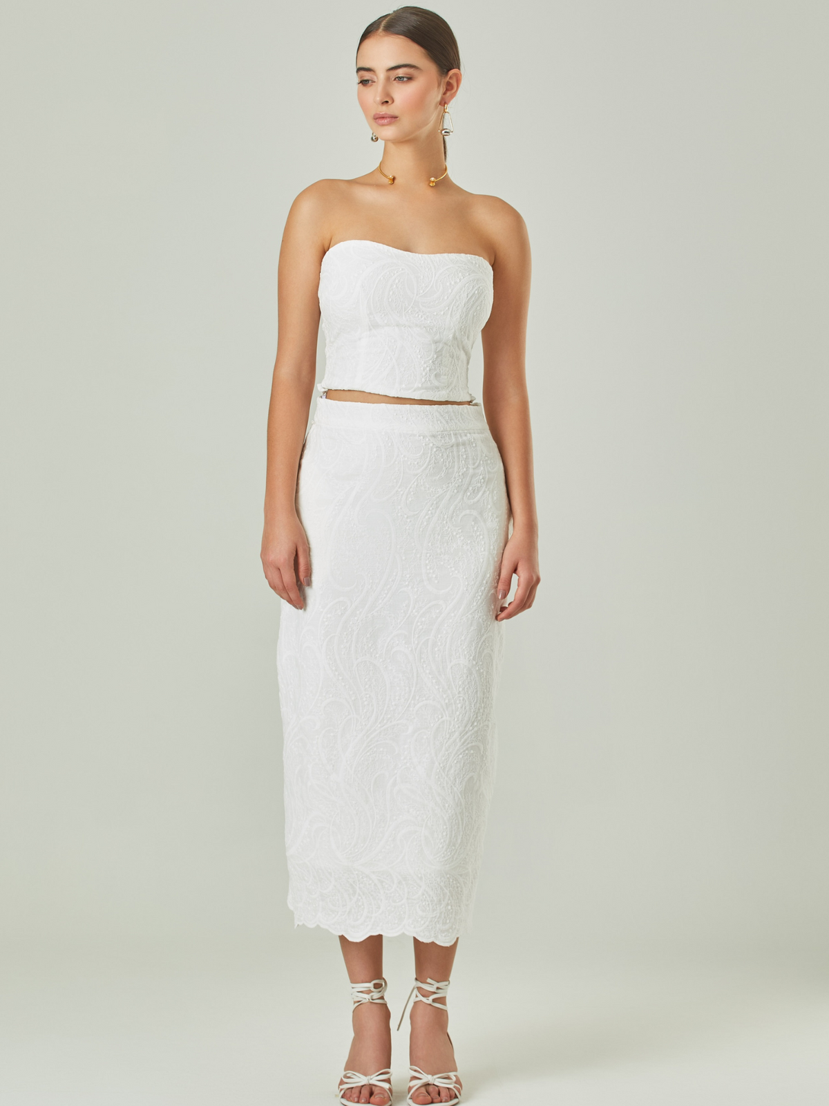 Falda larga confeccionada en algodón.

Color: Blanco perla

Material: 100% algodón

Características: Incluye cinturón  y bolsillos laterales ocultos.