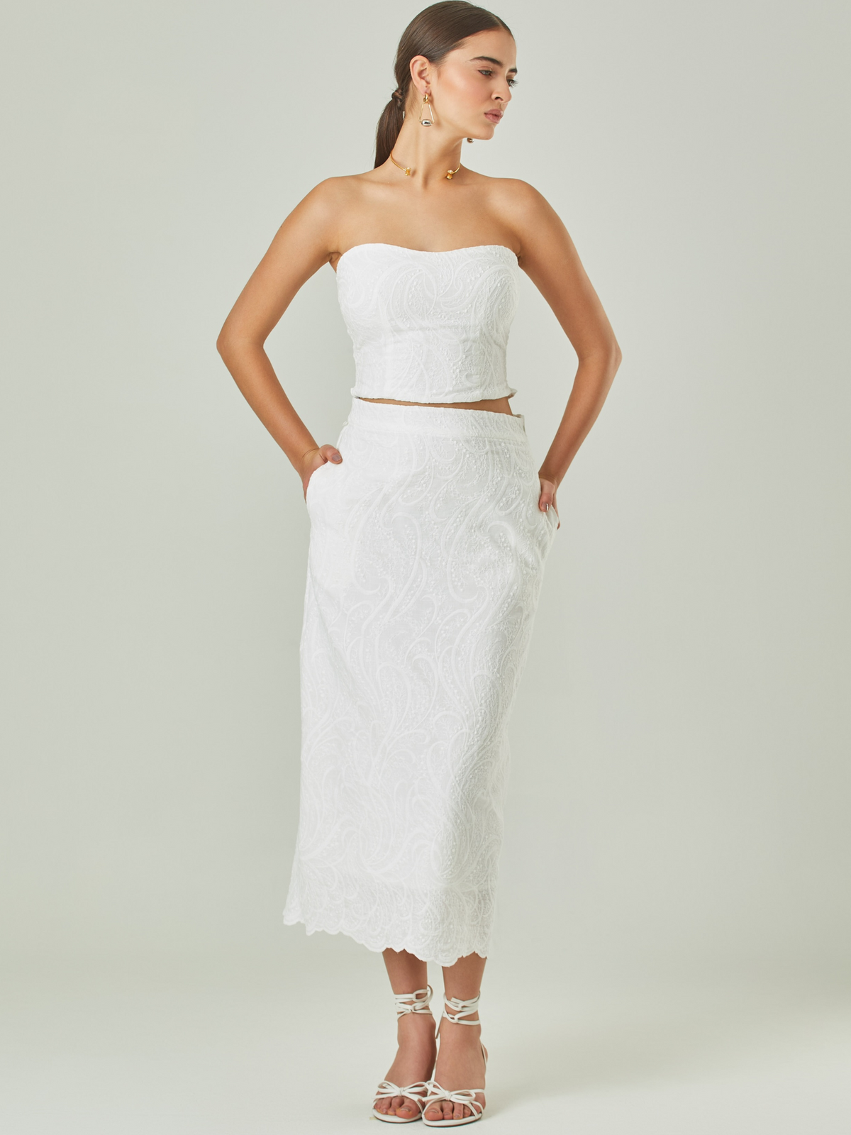 Falda larga confeccionada en algodón.

Color: Blanco perla

Material: 100% algodón
