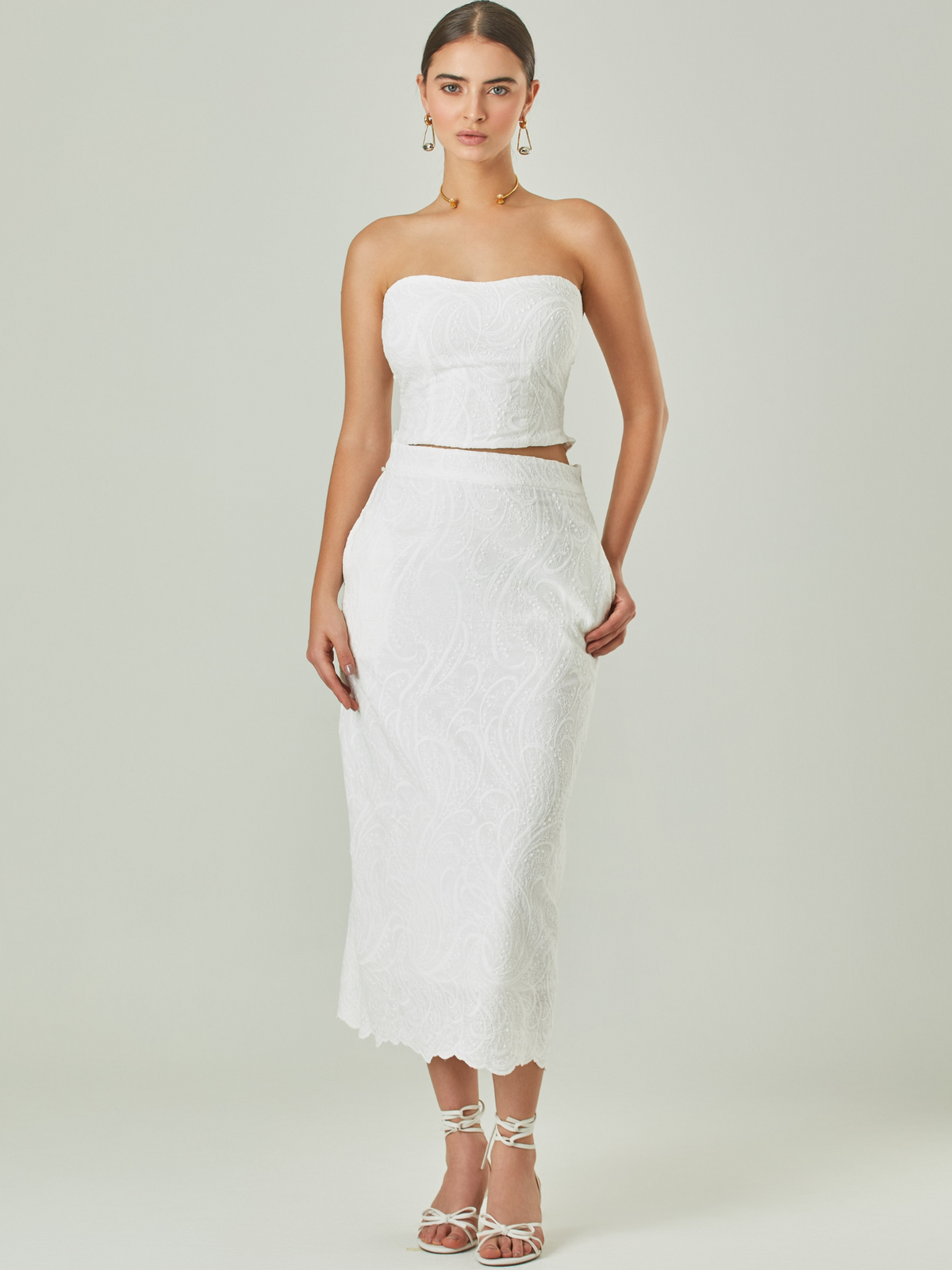 Falda larga confeccionada en algodón.

Color: Blanco perla

Material: 100% algodón

Características: Incluye cinturón  y bolsillos laterales ocultos.