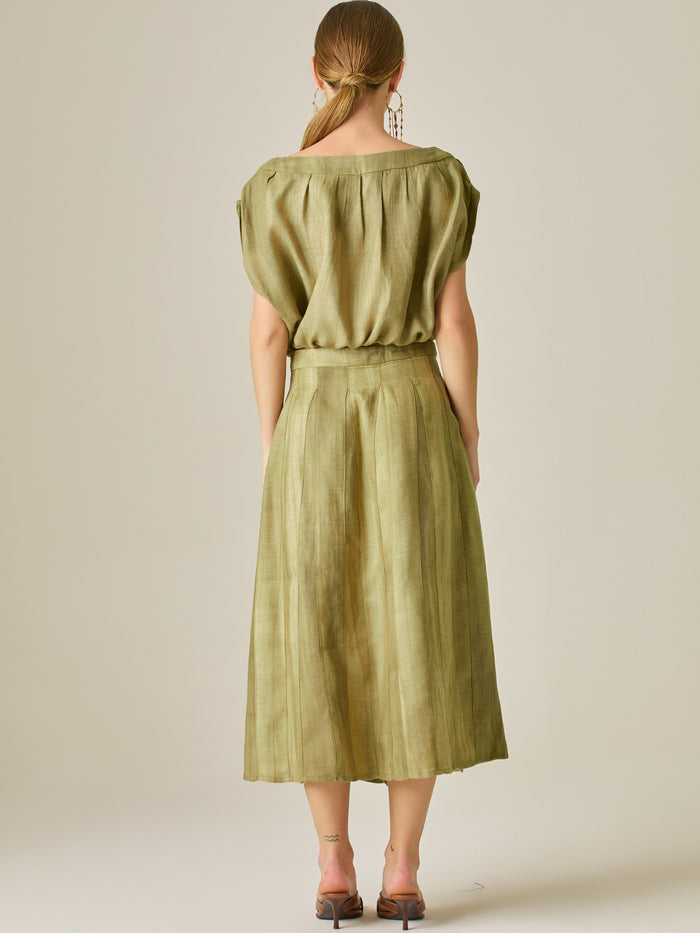 Falda midi de tiro alto con caída suave y ligera amplitud, ideal para un estilo elegante y natural. Su diseño atemporal y versátil la convierte en una prenda clave para crear looks sofisticados con un aire relajado.

Color: Camel

Material: 75%Tencel 25% Lino.