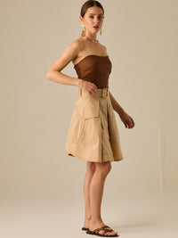 Falda corta tipo cargo con bolsillos frontales y cinturón ancho que define la cintura. Su diseño estructurado y moderno aporta un estilo casual con carácter, ideal para crear looks versátiles y urbanos con un toque utilitario.

Detalles:

Color: Sand