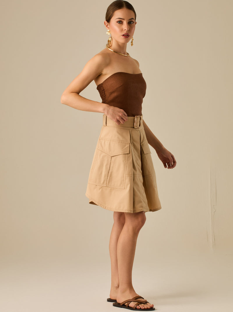 Falda corta tipo cargo con bolsillos frontales y cinturón ancho que define la cintura. Su diseño estructurado y moderno aporta un estilo casual con carácter, ideal para crear looks versátiles y urbanos con un toque utilitario.

Detalles:

Color: Sand