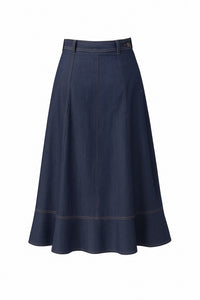 Falda midi con silueta fluida y corte asimétrico que aporta movimiento con cada paso. Incorpora cinturón con hebilla para ajustar en la cintura y costuras visibles que estilizan la figura. Un diseño versátil que combina elegancia y dinamismo en una sola prenda.