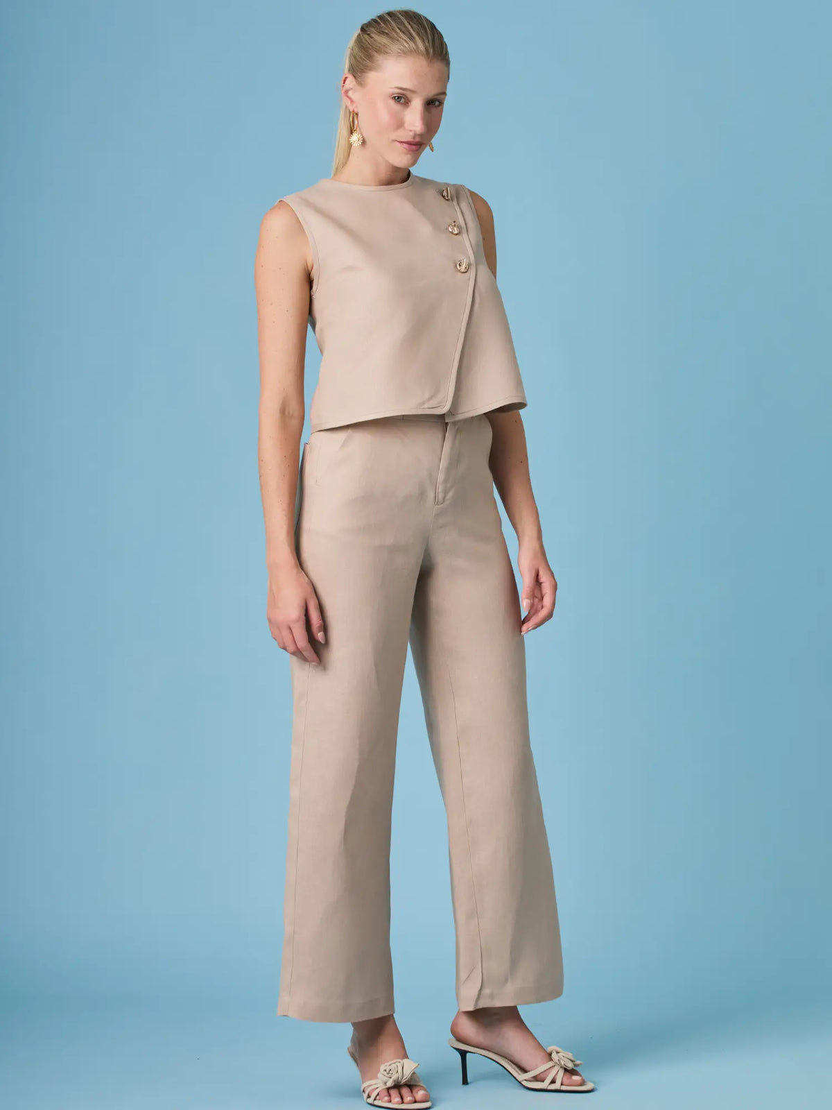 Pantalón Aston Nude de vestir para mujer con diseño limpio y moderno. Su tonalidad nude lo hace versátil y fácil de combinar en looks de oficina o eventos especiales.