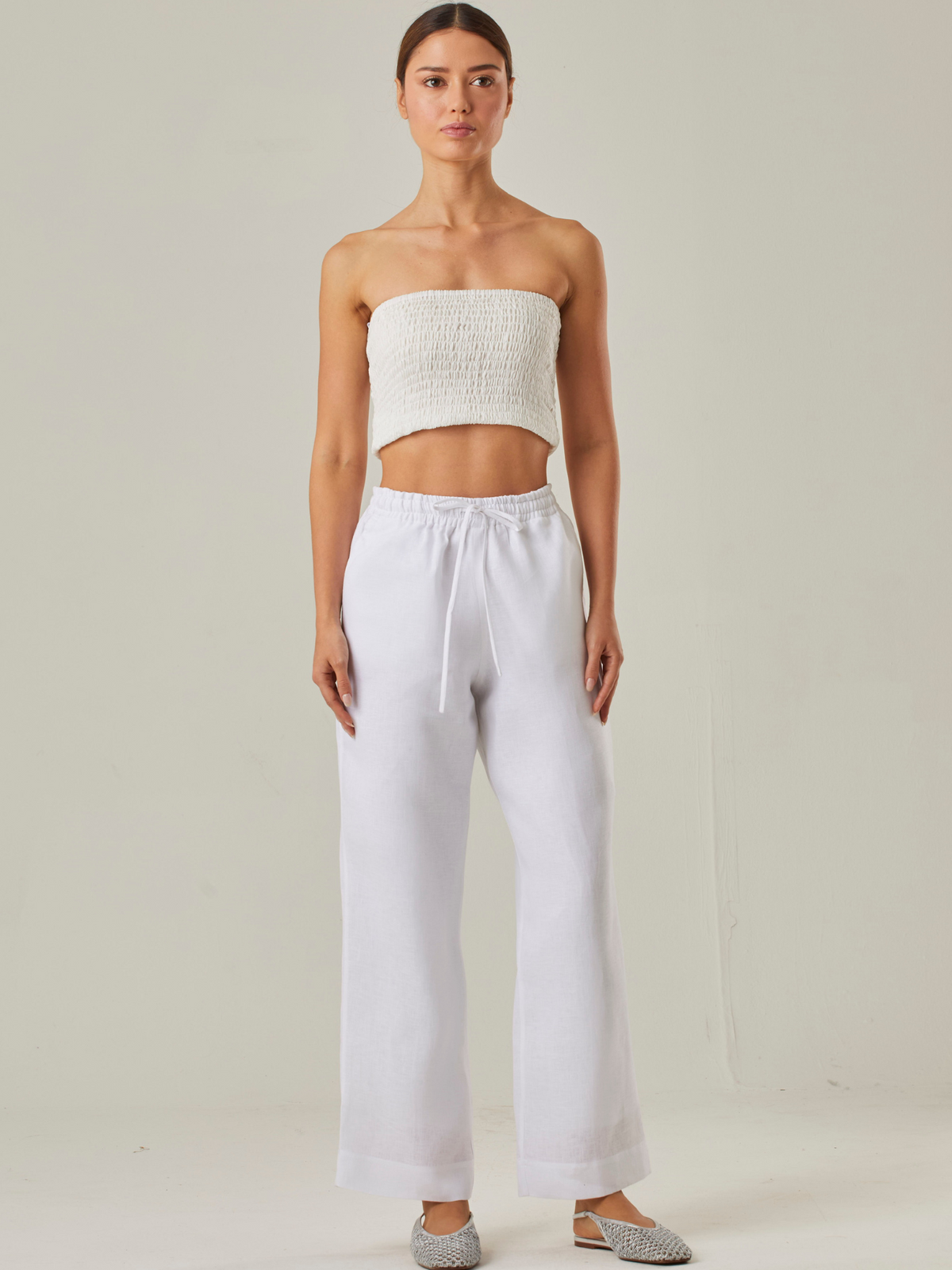 Pantalón con estilo relajado y cómodo, con un tiro alto que estiliza la silueta y una pretina elástica con cordón ajustable que garantiza un ajuste adaptable. Su tejido ligero aporta frescura, convirtiéndolo en la elección perfecta para climas cálidos o para quienes buscan una prenda versátil y funcional. A diferencia del primero, este diseño prescinde de bolsillos visibles, resaltando un acabado limpio y minimalista que se adapta fácilmente a distintos estilos,