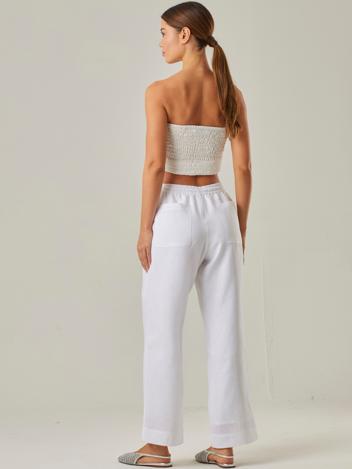 Pantalón con estilo relajado y cómodo, con un tiro alto que estiliza la silueta y una pretina elástica con cordón ajustable que garantiza un ajuste adaptable. Su tejido ligero aporta frescura, convirtiéndolo en la elección perfecta para climas cálidos o para quienes buscan una prenda versátil y funcional. A diferencia del primero, 
