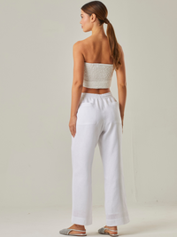 Pantalón con estilo relajado y cómodo, con un tiro alto que estiliza la silueta y una pretina elástica con cordón ajustable que garantiza un ajuste adaptable. Su tejido ligero aporta frescura, convirtiéndolo en la elección perfecta para climas cálidos o para quienes buscan una prenda versátil y funcional. A diferencia del primero, 