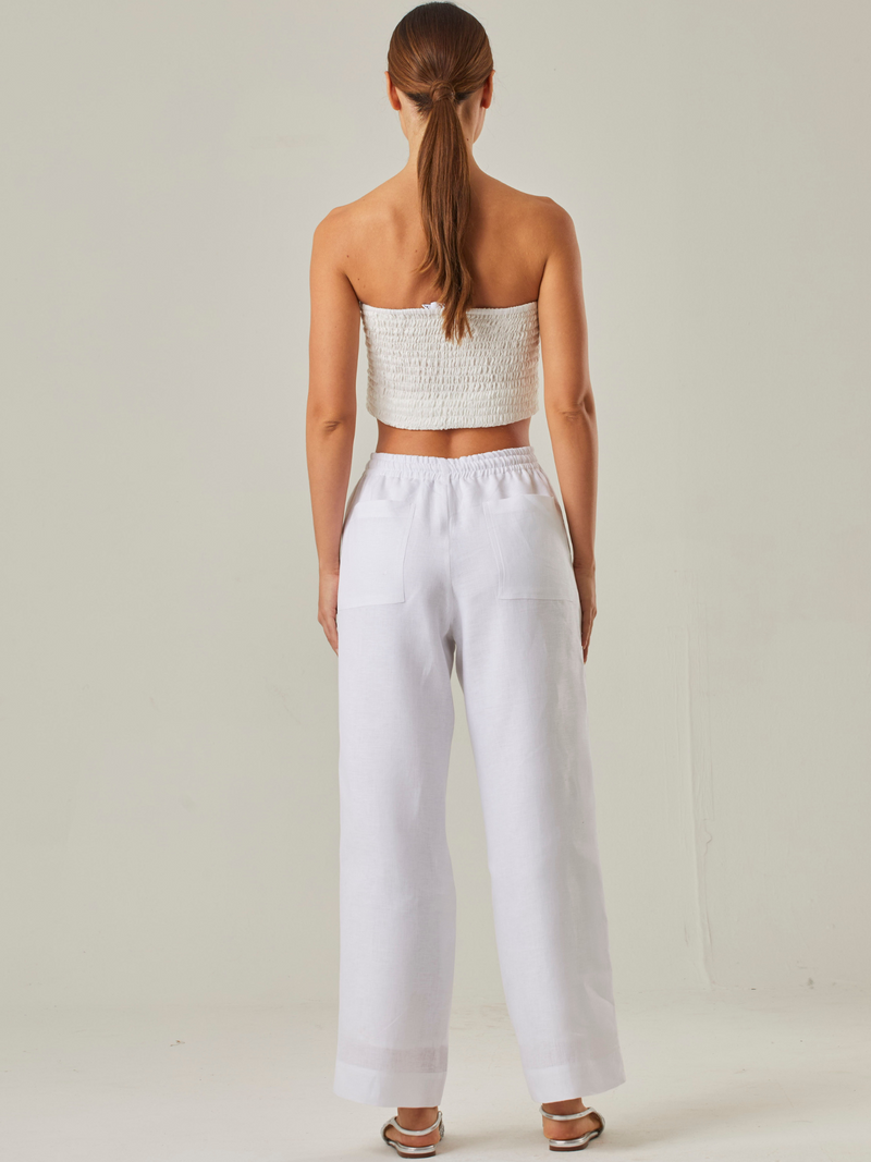 Pantalón con estilo relajado y cómodo, con un tiro alto que estiliza la silueta y una pretina elástica con cordón ajustable que garantiza un ajuste adaptable. Su tejido ligero aporta frescura, convirtiéndolo en la elección perfecta para climas cálidos o para quienes buscan una prenda versátil y funcional. A diferencia del primero, este diseño prescinde de bolsillos visibles, resaltando un acabado limpio y minimalista que se adapta fácilmente a distintos estilos, desde un look casual hasta uno más refinado s