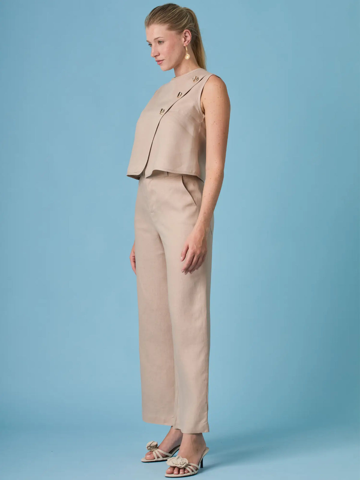 Pantalón largo Aston Nude estilo minimal chic, diseñado para brindar comodidad y elegancia. Perfecto para combinar con blusas estructuradas o tops sin mangas.