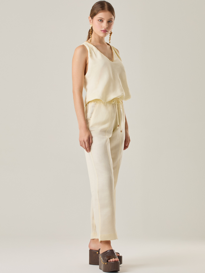 Pantalón de silueta amplia que destaca por su practicidad y estilo. Incluye una pretina elástica con cordón ajustable, lo que permite un ajuste personalizado. Su diseño atemporal lo hace ideal tanto para looks casuales como formales.

Detalles:

Color: Ivory