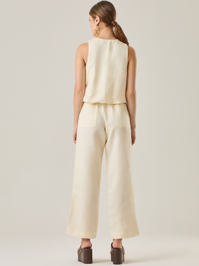 Pantalón de silueta amplia que destaca por su practicidad y estilo. Incluye una pretina elástica con cordón ajustable, lo que permite un ajuste personalizado. Su diseño atemporal lo hace ideal tanto para looks casuales como formales.

Detalles:

Color: Ivory