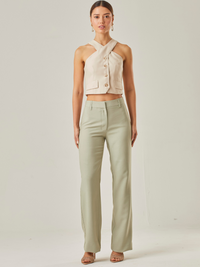 Este pantalón de tiro alto presenta un corte recto clásico que estiliza la silueta y alarga visualmente las piernas. Está confeccionado en una tela de textura suave y caída ligera, lo que lo hace ideal tanto para looks formales como casuales. Su diseño incluye bolsillos laterales discretos y trabillas para cinturón, aportando funcionalidad sin perder la sofisticación, es  una prenda versátil y moderna, perfecta para combinar con tops neutros o en contraste.

Detalles:

Color: Verde