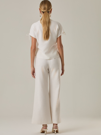 Pantalón de tiro alto en tono beige con un diseño sofisticado. Su silueta de pierna ancha estiliza la figura, mientras que el cinturón anudado en la cintura añade un detalle elegante y favorecedor. Perfecto para un look formal o semiformal.

Detalles:

Color: Sand