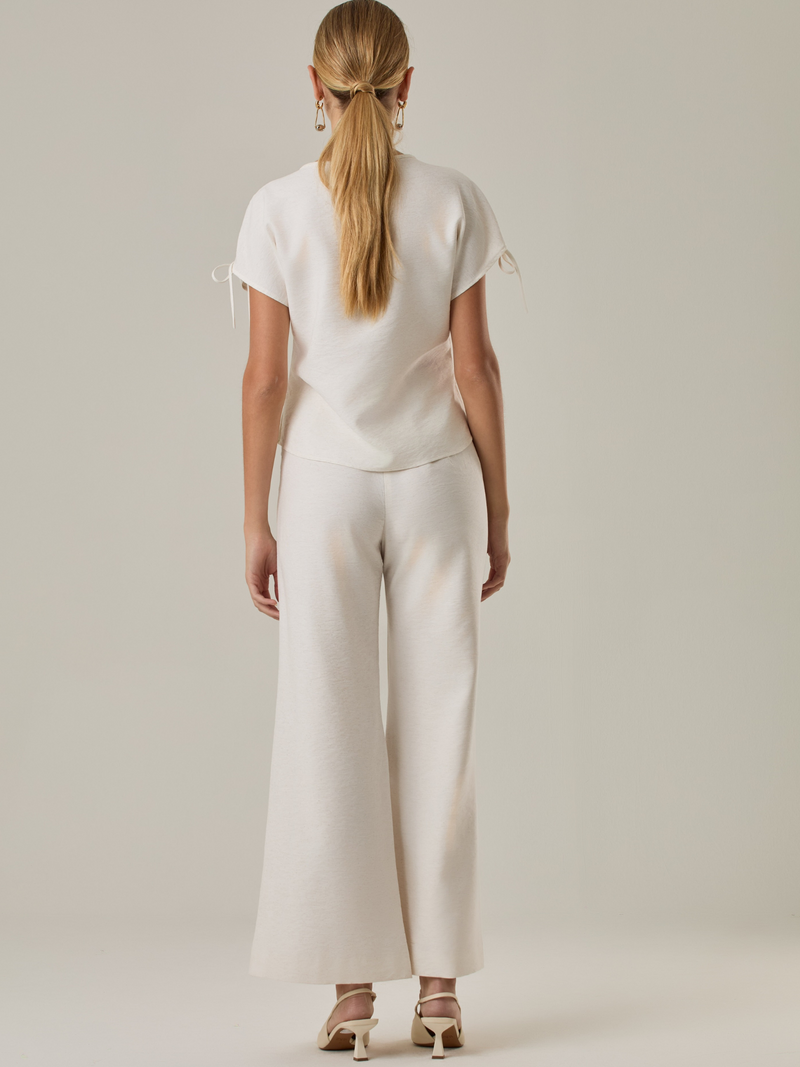 Pantalón de tiro alto en tono beige con un diseño sofisticado. Su silueta de pierna ancha estiliza la figura, mientras que el cinturón anudado en la cintura añade un detalle elegante y favorecedor. Perfecto para un look formal o semiformal.

Detalles:

Color: Sand