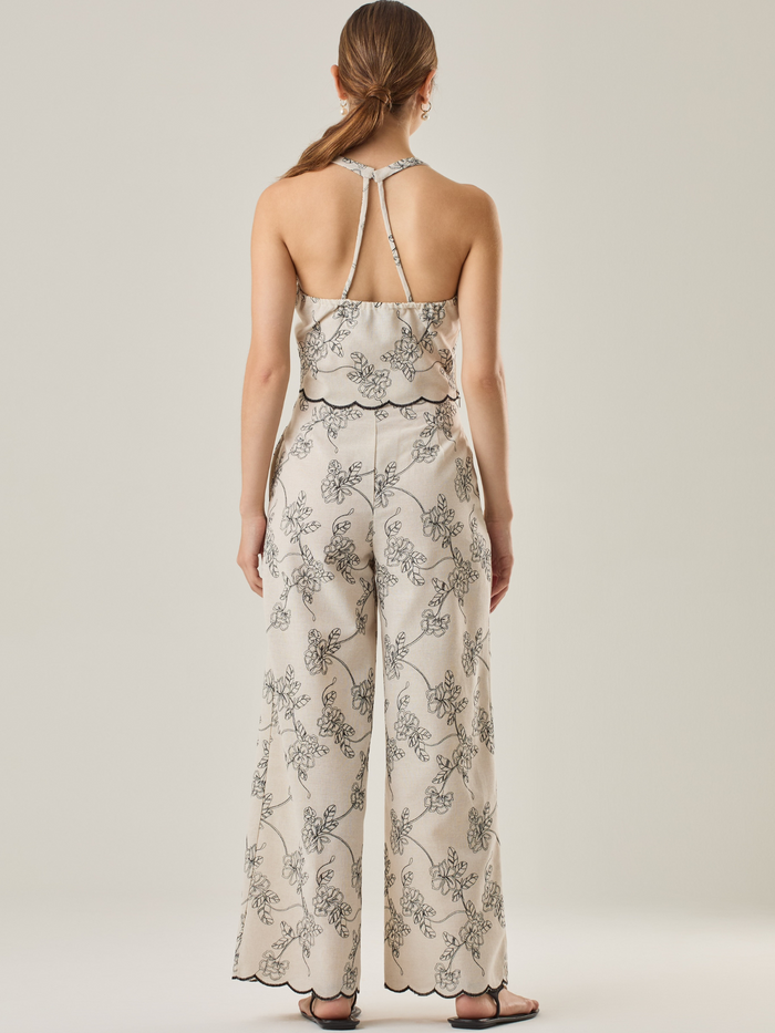 Pantalón de tiro alto con silueta recta y caída fluida. El bordado floral en contraste y el ruedo ondulado elevan su diseño, perfecto para un look fresco y elegante.

Detalles:

Color: Sand

Material: 70% Poliéster 15% Rayón 15% Lino