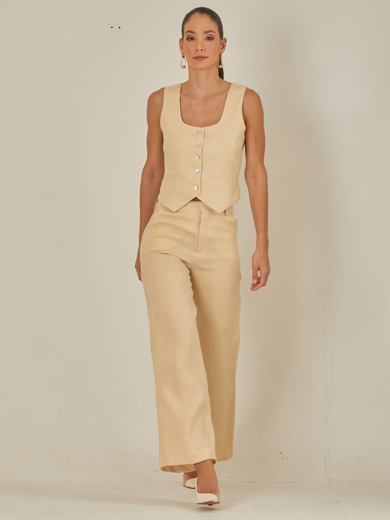 Este pantalon largo  combina elegancia y frescura con su confección en 100% lino. Su diseño fluido, lo convierten en la opción perfecta para eventos veraniegos o días soleados.

Detalles:
Color: Vainilla