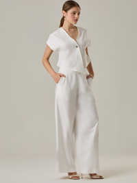 Pantalón de tiro alto y bota amplia que alarga visualmente la figura. Tiene una caída suelta y elegante que aporta movimiento con cada paso. Su diseño minimalista permite múltiples combinaciones, desde looks casuales hasta más sofisticados.

Detalles:

Color: Blanco Perla

Material: 192% Rayo 8% Poliéster