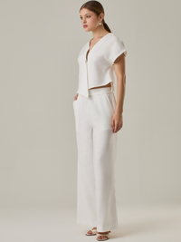 Pantalón de tiro alto y bota amplia que alarga visualmente la figura. Tiene una caída suelta y elegante que aporta movimiento con cada paso. Su diseño minimalista permite múltiples combinaciones, desde looks casuales hasta más sofisticados.

Detalles:

Color: Blanco Perla

Material: 192% Rayo 8% Poliéster
