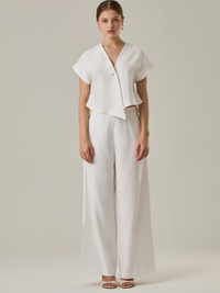 Pantalón de tiro alto y bota amplia que alarga visualmente la figura. Tiene una caída suelta y elegante que aporta movimiento con cada paso. Su diseño minimalista permite múltiples combinaciones, desde looks casuales hasta más sofisticados.

Detalles:

Color: Blanco Perla

Material: 192% Rayo 8% Poliéster