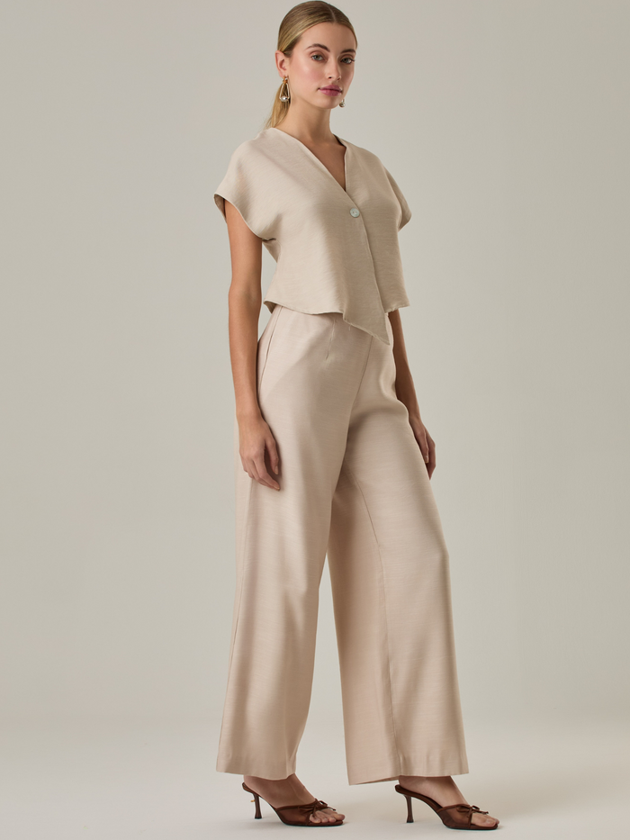 Pantalón de tiro alto y bota amplia que alarga visualmente la figura. Tiene una caída suelta y elegante que aporta movimiento con cada paso. Su diseño minimalista permite múltiples combinaciones, desde looks casuales hasta más sofisticados.

Detalles:

Color: Sand

Material: 192% Rayo 8% Poliéster
