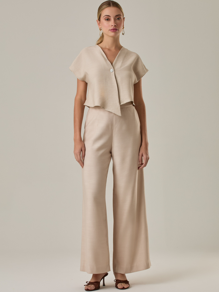 Pantalón de tiro alto y bota amplia que alarga visualmente la figura. Tiene una caída suelta y elegante que aporta movimiento con cada paso. Su diseño minimalista permite múltiples combinaciones, desde looks casuales hasta más sofisticados.

Detalles:

Color: Sand

Material: 192% Rayo 8% Poliéster