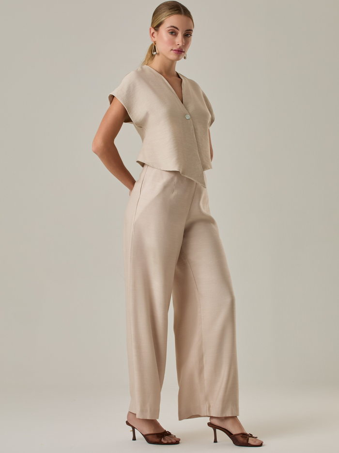 Pantalón de tiro alto y bota amplia que alarga visualmente la figura. Tiene una caída suelta y elegante que aporta movimiento con cada paso. Su diseño minimalista permite múltiples combinaciones, desde looks casuales hasta más sofisticados.

Detalles:

Color: Sand

Material: 192% Rayo 8% Poliéster