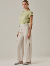 Pantalón amplio de tiro alto con bolsillos tipo cargo a los costados. Incluye cinturón del mismo tono con hebilla decorativa. Su silueta estructurada y el tono neutro lo convierten en una prenda versátil para looks casuales o sofisticados.

Color: Ivory

Material: 52% Lino 48% Rayón