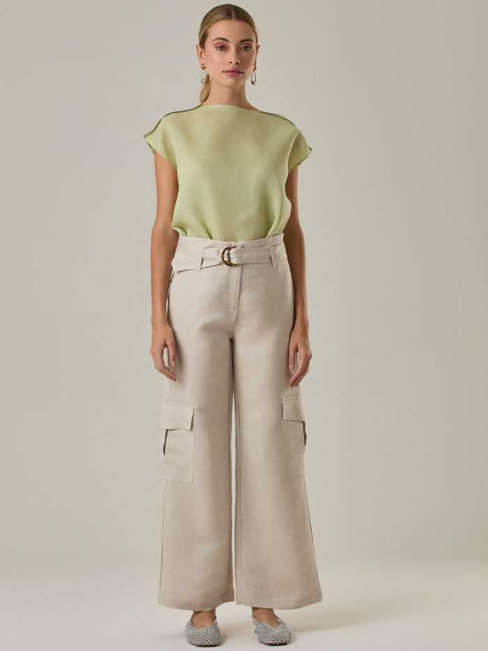 Pantalón amplio de tiro alto con bolsillos tipo cargo a los costados. Incluye cinturón del mismo tono con hebilla decorativa. Su silueta estructurada y el tono neutro lo convierten en una prenda versátil para looks casuales o sofisticados.

Color: Ivory

Material: 52% Lino 48% Rayón