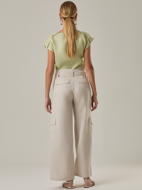 Pantalón amplio de tiro alto con bolsillos tipo cargo a los costados. Incluye cinturón del mismo tono con hebilla decorativa. Su silueta estructurada y el tono neutro lo convierten en una prenda versátil para looks casuales o sofisticados.

Color: Ivory

Material: 52% Lino 48% Rayón 

Características: Incluye  bolsillos laterales ocultos.
