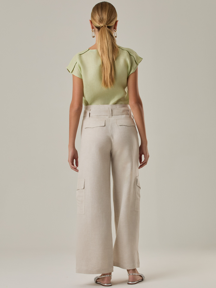 Pantalón amplio de tiro alto con bolsillos tipo cargo a los costados. Incluye cinturón del mismo tono con hebilla decorativa. Su silueta estructurada y el tono neutro lo convierten en una prenda versátil para looks casuales o sofisticados.

Color: Ivory

Material: 52% Lino 48% Rayón 

Características: Incluye  bolsillos laterales ocultos.