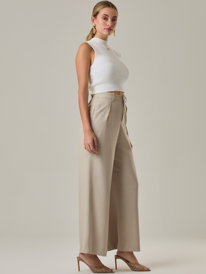 Pantalón con silueta amplia y caída fluida que ofrece comodidad y elegancia. Perfecto para combinar con diferentes estilos, logrando un look casual o más formal según los complementos.