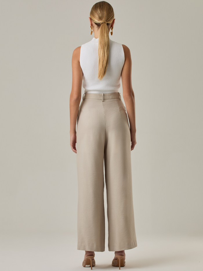 Pantalón con silueta amplia y caída fluida que ofrece comodidad y elegancia. Perfecto para combinar con diferentes estilos, logrando un look casual o más formal según los complementos.