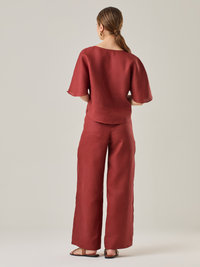 Pantalón largo para mujer de corte recto y tiro alto, ajustado a la cintura. Es elegante, perfecto para ocasiones especiales.