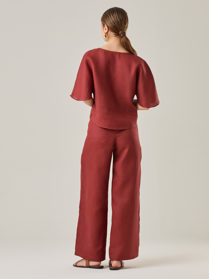 Pantalón largo para mujer de corte recto y tiro alto, ajustado a la cintura. Es elegante, perfecto para ocasiones especiales.