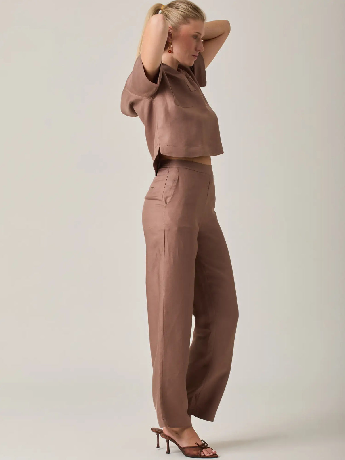Pantalon largo cafe de estilo elegante y minimalista que aporta equilibrio entre comodidad y sofisticacion. Su silueta recta permite un ajuste favorecedor, ideal para outfits formales, casuales o de uso diario.