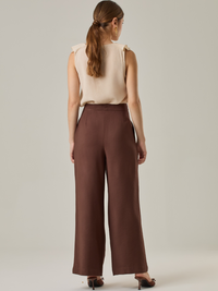 Pantalón de corte recto y cintura alta, diseñado para estilizar la silueta con un ajuste cómodo y sofisticado. Su tono aporta calidez y versatilidad, ideal para combinar con blusas claras o estampadas. Perfecto para un look elegante de oficina o una salida casual con un toque moderno.

Detalles:

Color: Café

Material: 92%Rayon 8% Poliéster 