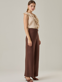 Pantalón de corte recto y cintura alta, diseñado para estilizar la silueta con un ajuste cómodo y sofisticado. Su tono aporta calidez y versatilidad, ideal para combinar con blusas claras o estampadas. Perfecto para un look elegante de oficina o una salida casual con un toque moderno.

Detalles:

Color: Café

Material: 92%Rayon 8% Poliéster