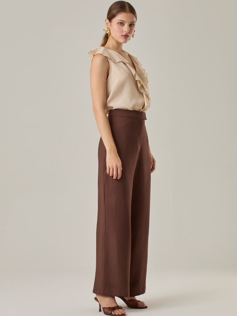 Pantalón de corte recto y cintura alta, diseñado para estilizar la silueta con un ajuste cómodo y sofisticado. Su tono aporta calidez y versatilidad, ideal para combinar con blusas claras o estampadas. Perfecto para un look elegante de oficina o una salida casual con un toque moderno.

Detalles:

Color: Café

Material: 92%Rayon 8% Poliéster