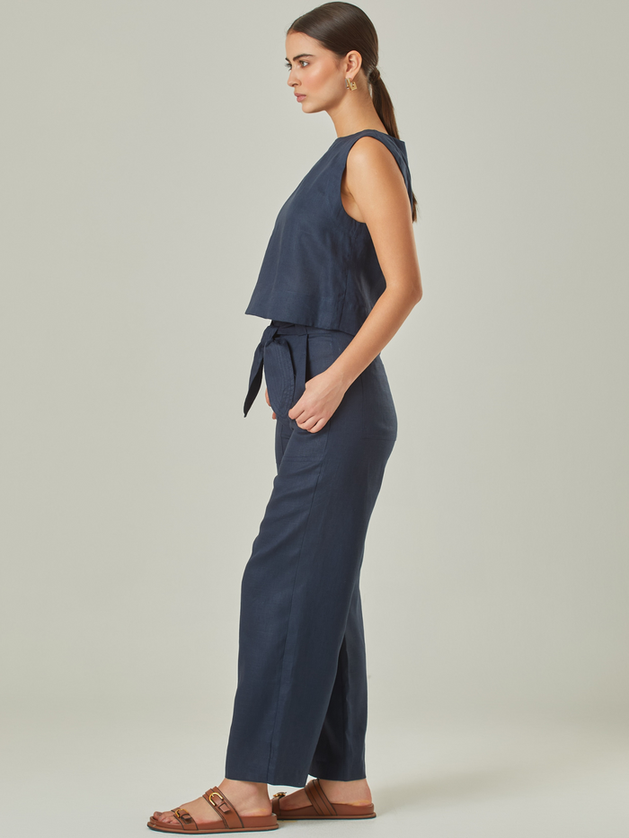 Pantalón confeccionado en lino, de corte amplio y cintura alta con lazo ajustable. Su diseño fresco y sofisticado lo convierte en una opción versátil para looks casuales o elegantes.